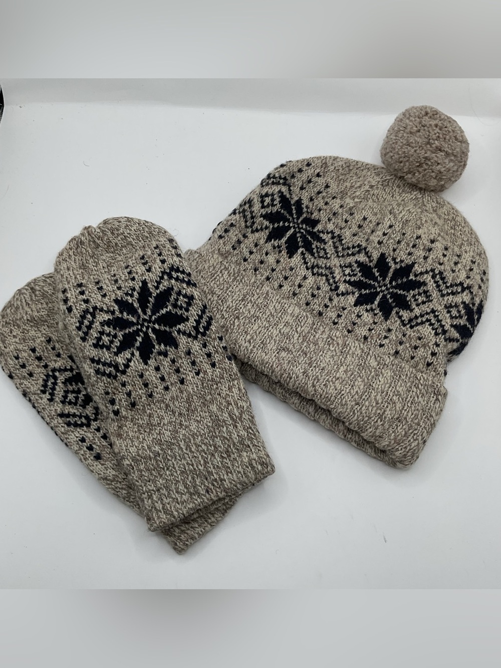 Nordic Beanie & Mittens Set Snowflake Pattern